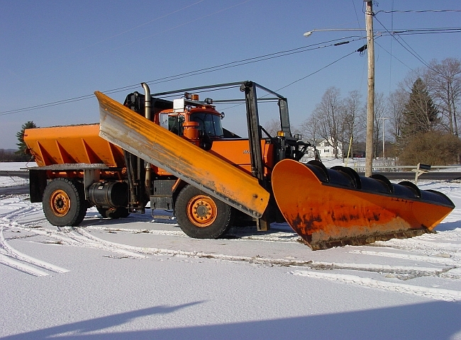 http://www.badgoat.net/Old Snow Plow Equipment/Trucks/Mack Snow Fighters/Mack Snow Fighters/GW650H480-10.jpg